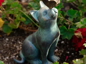 Outdoor Resin Cat Decor Statue with Butterfly Accent - Charming Garden Animal Sculpture for Decorative Outdoor Spaces